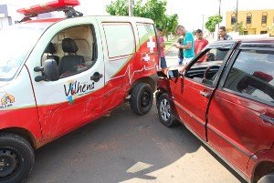 Motorista do HR não respeita sinal vermelho e bate contra carro