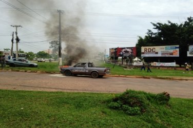 Carro pega fogo em via pública da capital
