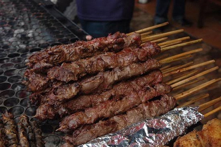 CIÚMES: Vendedor de churrasquinho é espancado pelo ex-marido da atual esposa no trabalho