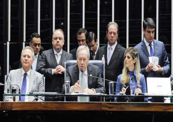 Bate-boca interrompe sessão do impeachment no Senado