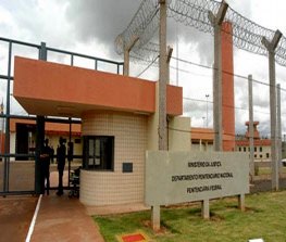 Em greve de fome, comida de detentos vai para comunidade na capital