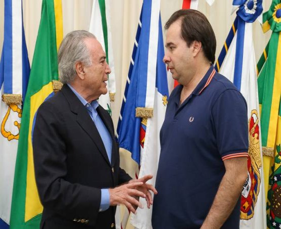 Temer transfere cargo a Rodrigo Maia e embarca para Portugal