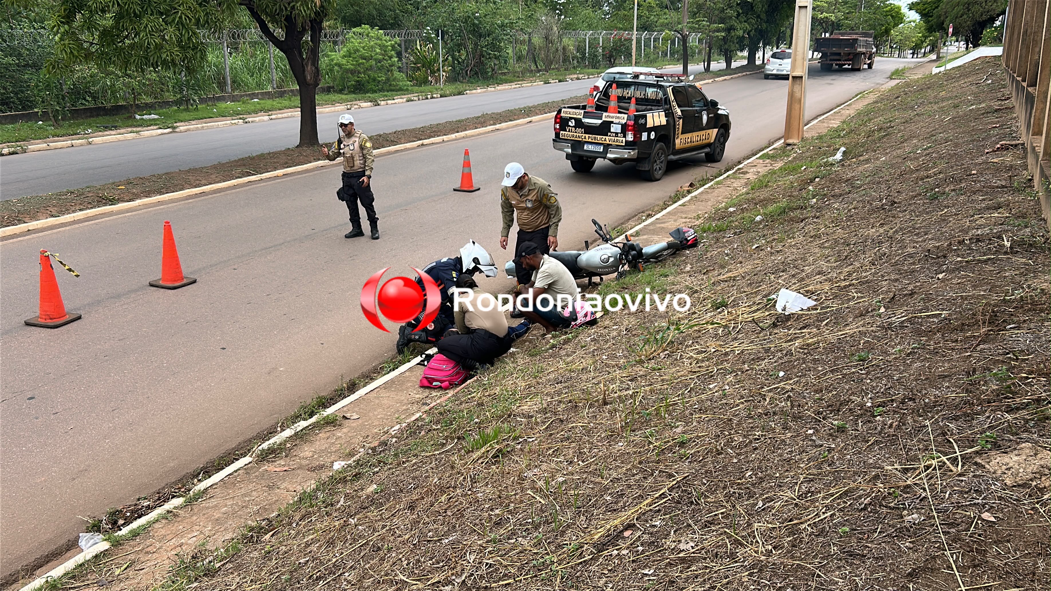URGENTE: Criança sofre grave acidente após manga em avenida causar queda de moto