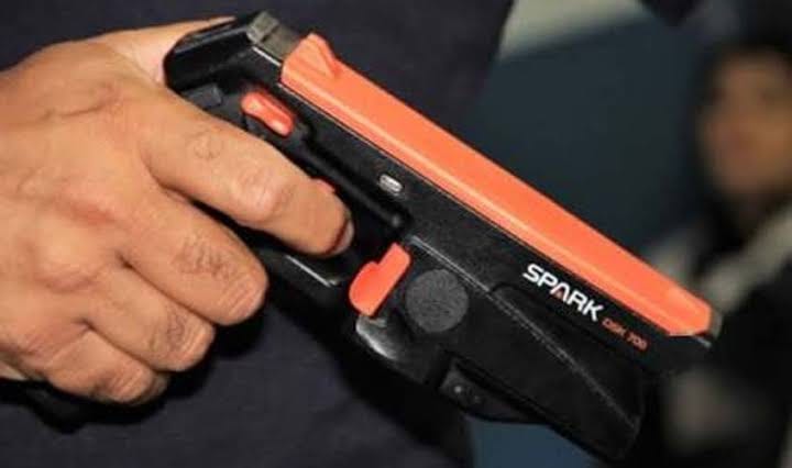 SPARK: PM usa arma de choque para conter homem que agredia e ameaçava matar namorada