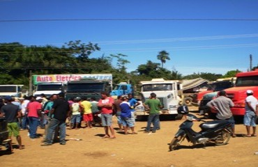 NINGUÉM ENTRA, NINGUÉM SAI - Caminhões de madeireiros fecham saídas e isolam município – Confira fotos