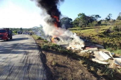 JARU  - Motorista morre carbonizado em grave acidente