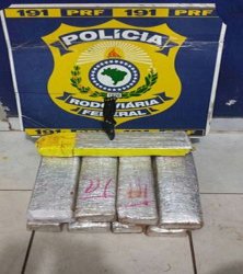 PRF apreende dupla com 9 tabletes de maconha