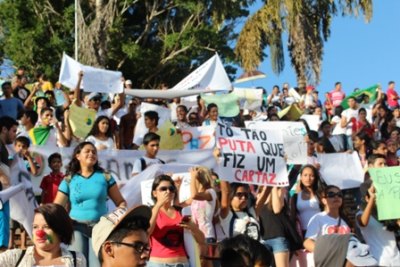 Manifestantes gritam “Não à violência” – Vídeo