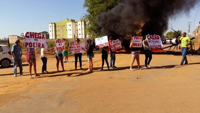 Moradores fazem protesto na Zona Sul contra obras inacabadas na capital