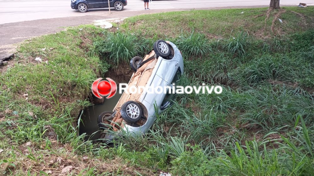 VÍDEO: Mulher cai com carro em córrego na Avenida Jorge Teixeira