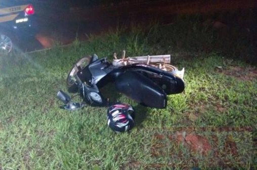 Motociclista cai em rotatória e é hospitalizado em estado grave