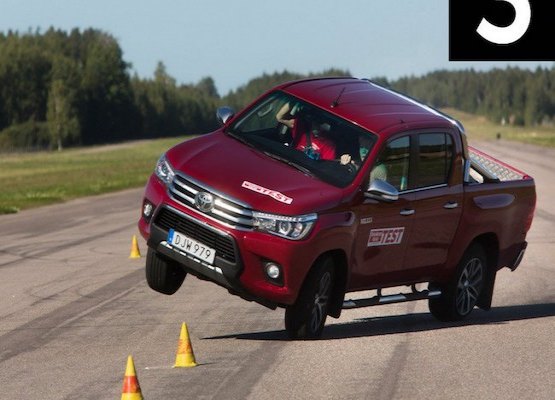 Toyota Hilux 2016 reprova, de novo, no teste do alce feito por suecos