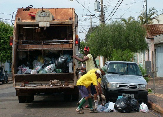 TCE determina suspensão da licitação de coleta do lixo na capital