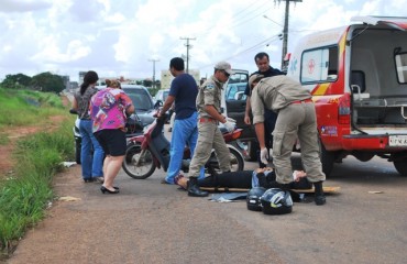 CENA DA CIDADE I - Mulher fica inconsciente após pneu da moto estourar em buraco na estrada da Penal 