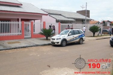 Assaltante invade casa de Agente Penitenciário e faz baba e criança reféns