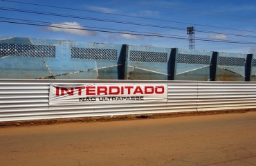 PERIGO – Muro do estádio Aluisio Ferreira coloca em risco passagem de pedestre