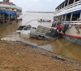 Carreta afunda no Rio Madeira com 300 fardos de açúcar