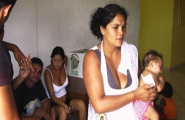 DESESPERO – Sem ter onde ficar famílias despejadas de loteamento na zona Leste aguardam posicionamento da Prefeitura - Confira fotos e vídeo