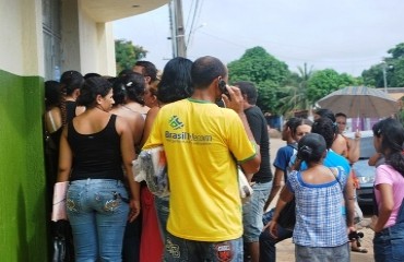 Pais se queixam da falta de vagas em escola da capital após passar domingo na fila de espera- Fotos