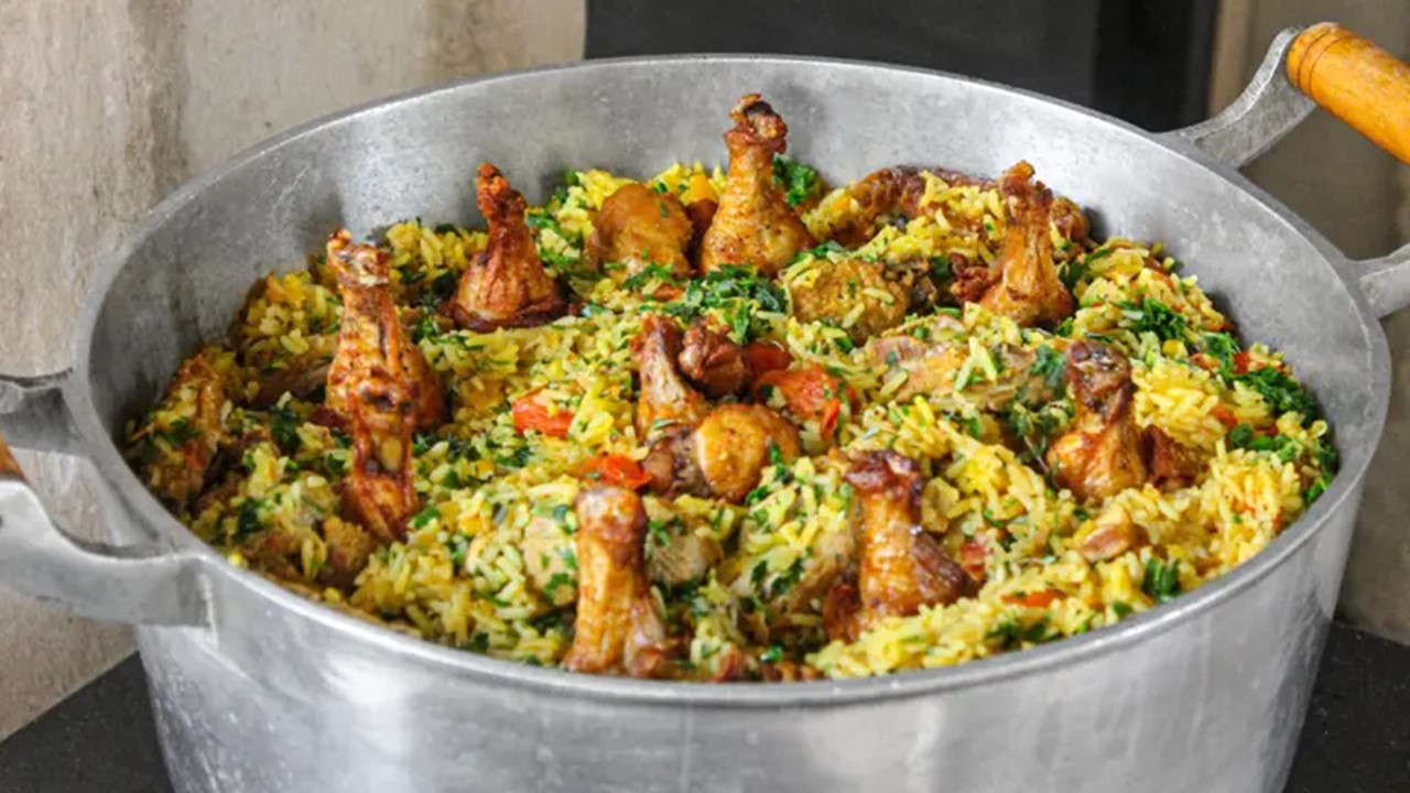 QUER SURPREENDER?: Faça essa galinha caipira com gostinho de comida caseira