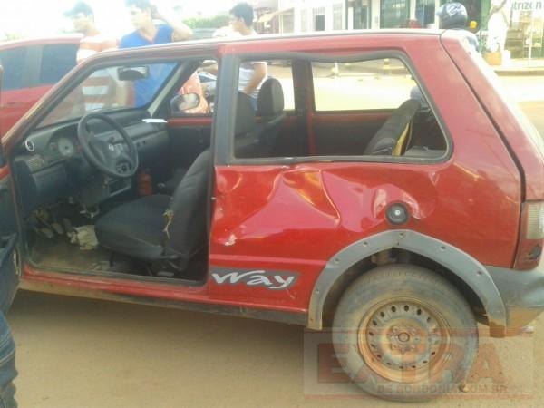 Motoqueiro sofre possível fratura na bacia após colidir com carro