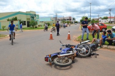 Motos colidem e uma pessoa fica ferida