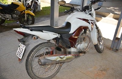 Polícia Militar encontra moto roubada em 'Boca de Fumo'