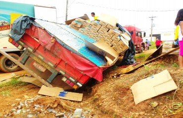 Caminhão carregado de leite cai em buraco deixado pela prefeitura