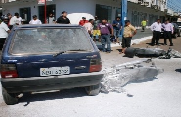 Motocicleta explode após ser atingida por Fiat Uno na Calama, motociclista tem corpo parcialmente queimado - Fotos