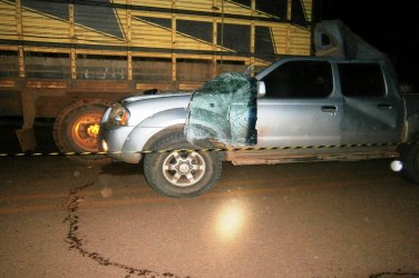 Pai bate em caminhão de filho e uma pessoa morre