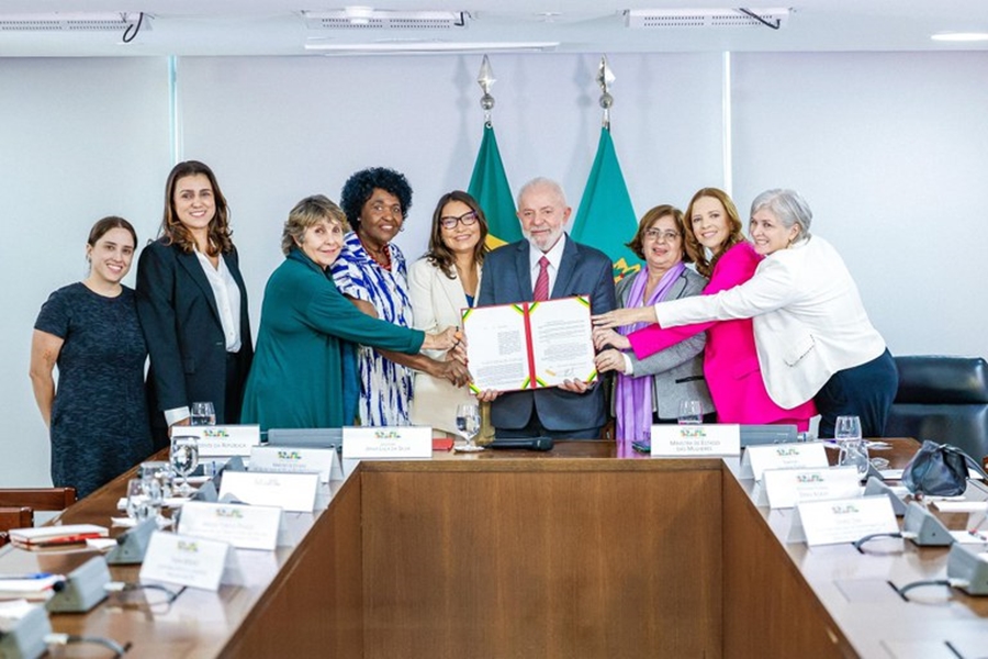 REDE DE APOIO: Lula sanciona lei que fortalece combate à violência contra a mulher