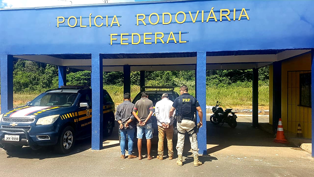 PORTE ILEGAL: PRF prende três homens com armas de fogo e munições