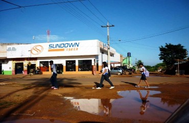 CENA DA CIDADE - Alunos do colégio João Bento da Costa se arriscam em avenida para não pisar na lama