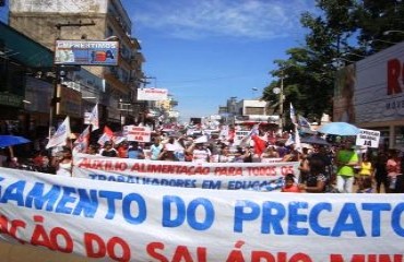 Trabalhadores em educação, em greve, dão aula de cidadania no centro de Porto Velho