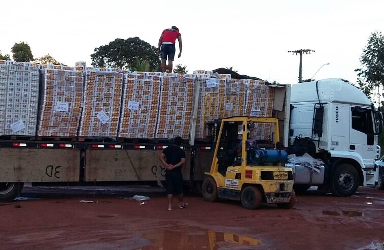 PRF RO apreende carreta com cerveja contrabandeada
