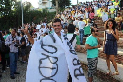 VEM PRA RUA - Multidão já toma conta da Praça da EFMM na concentração para os protestos 
