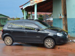 Motorista perde controle e acerta poste 