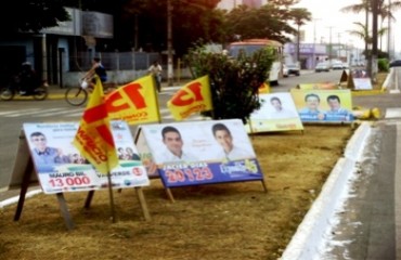 VILHENA – Candidatos lotam calçadas e canteiros com propaganda eleitoral 