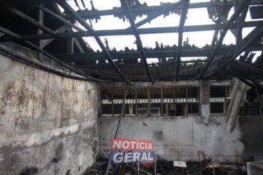 Escola é invadida e incendiada na madrugada