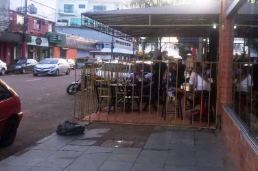 CALÇADA DA FAMA - Empresário 'joga' pedestres na rua