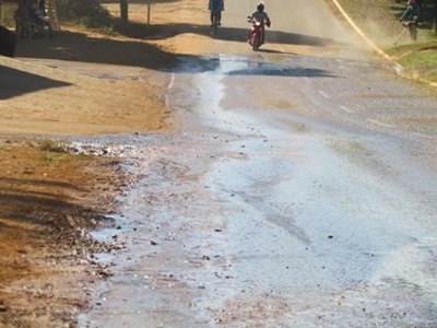 Desperdício - Vazamento da Caerd faz rua virar rio