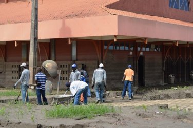 CENA DA CIDADE – Haitianos trabalham na reconstrução do pós-cheia na capital