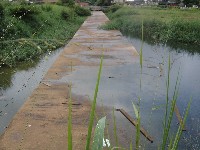 Drenagem mal feita do Canal dos Tanques danifica avenida Carlos Gomes