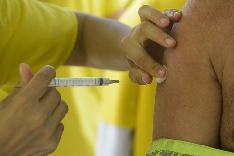 PREVENÇÃO: Toda a população pode se vacinar contra a gripe a partir desta segunda