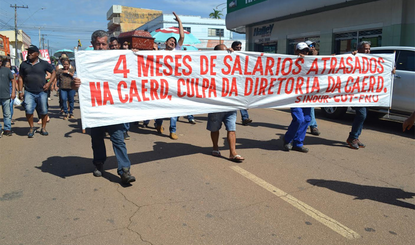 Trabalhadores fazem 'enterro' da Diretoria da Caerd