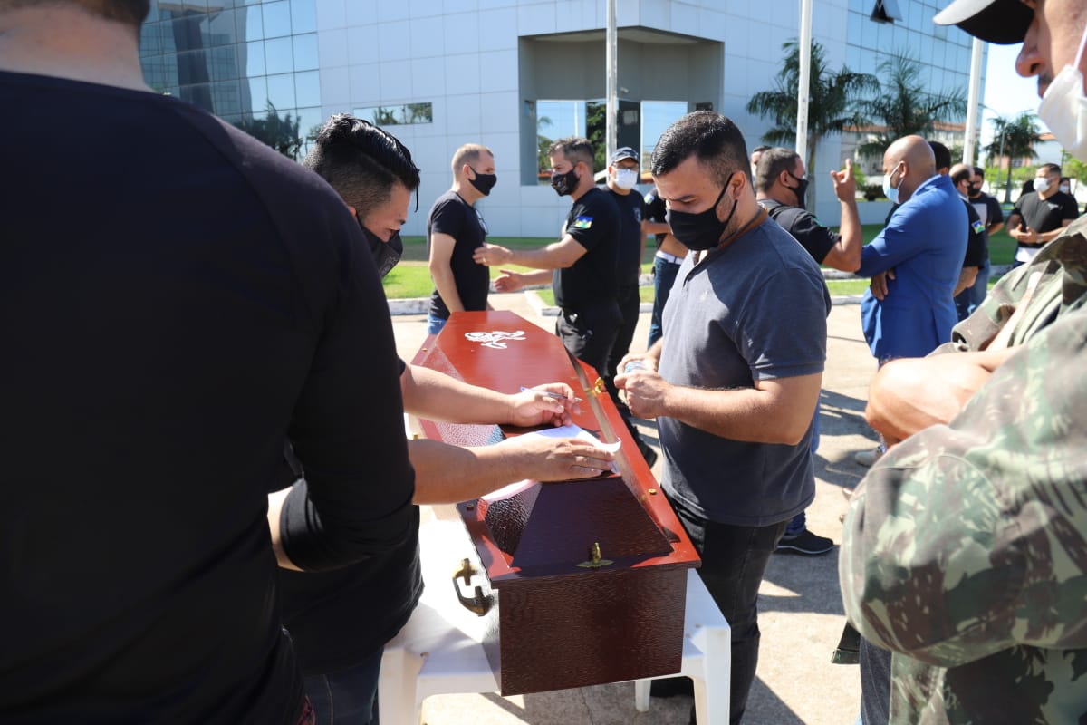 AGENTES PENITENCIÁRIOS: Protesto de dois dias tem caixão e pedido de melhorias salariais em frente a ALE/RO