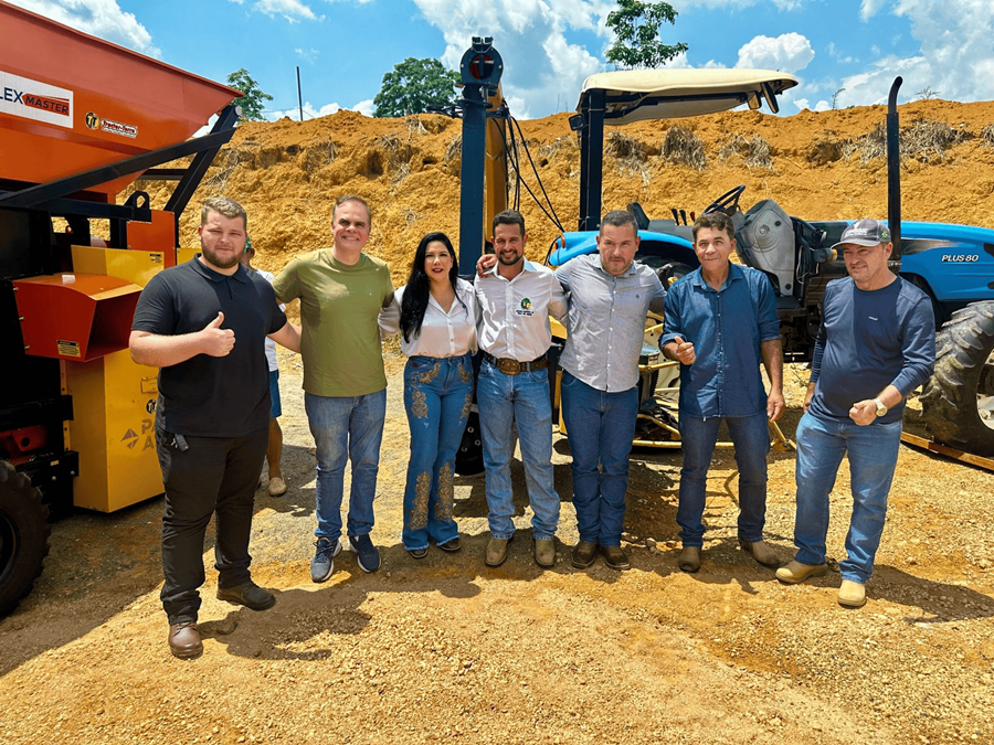 CRISTIANE LOPES: Deputada entrega implementos agrícolas para produtores rurais de Vale do Anari