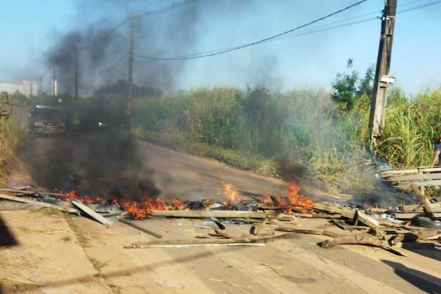 PROTESTO: Moradores do bairro Aparecida fecham ruas da Zona Leste da capital