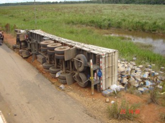  Mais uma carreta capota na BR-319