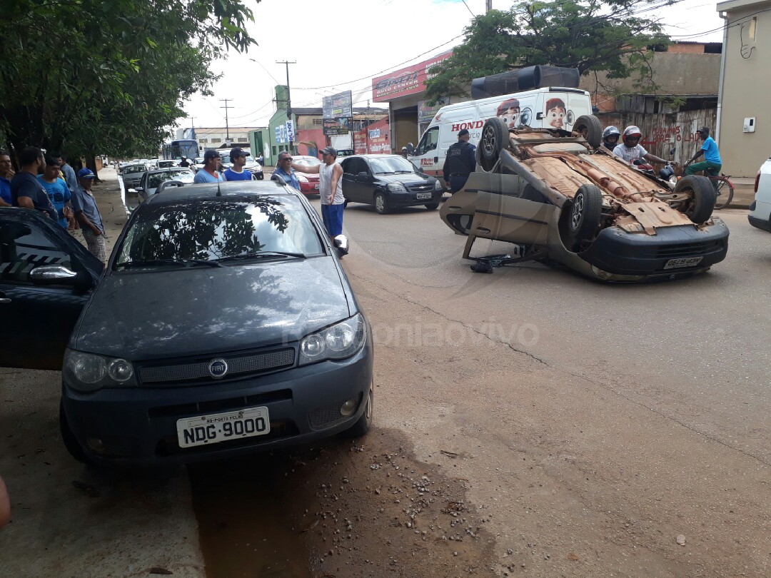 URGENTE: Motorista embriagado bate em carro parado e provoca capotamento